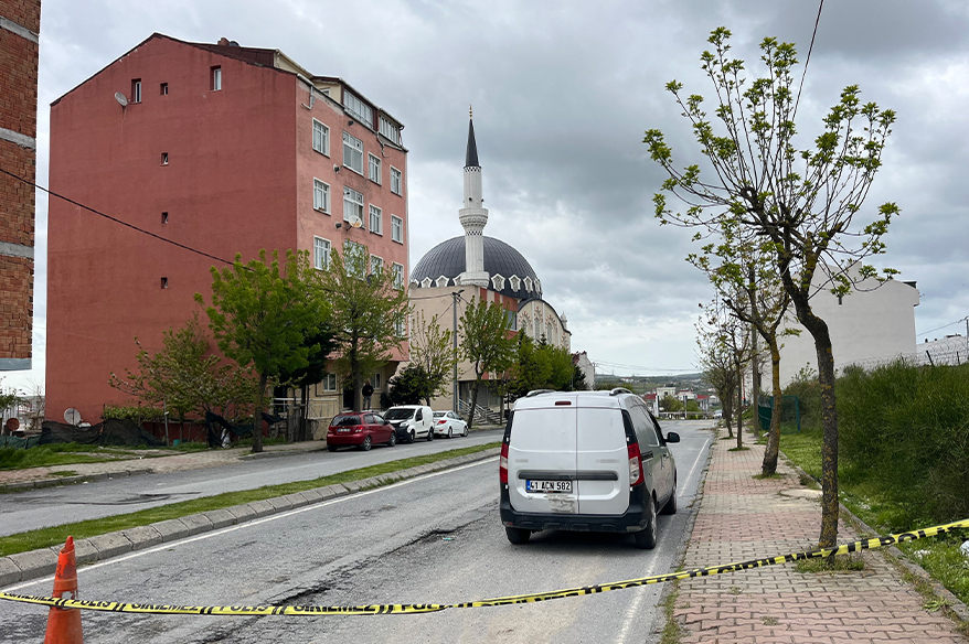 Arnavutköy’de rüzgarın etkisiyle caminin minaresi sallandı, iki bina tahliye edildi
