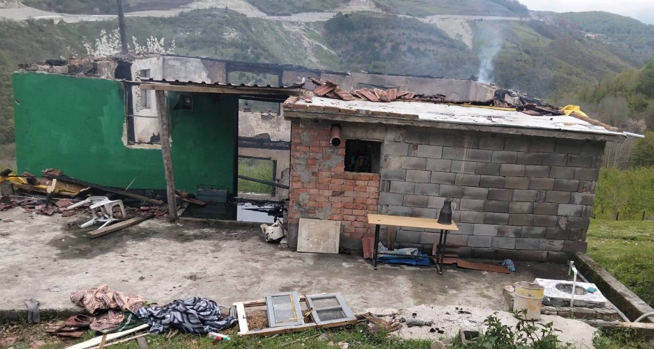 Zonguldak’ın Karadeniz Ereğli ilçesinde sobadan sıçrayan kıvılcımlar nedeniyle çıkan yangın, yaşlı çiftinin evini tamamen kullanılamaz hale getirdi.