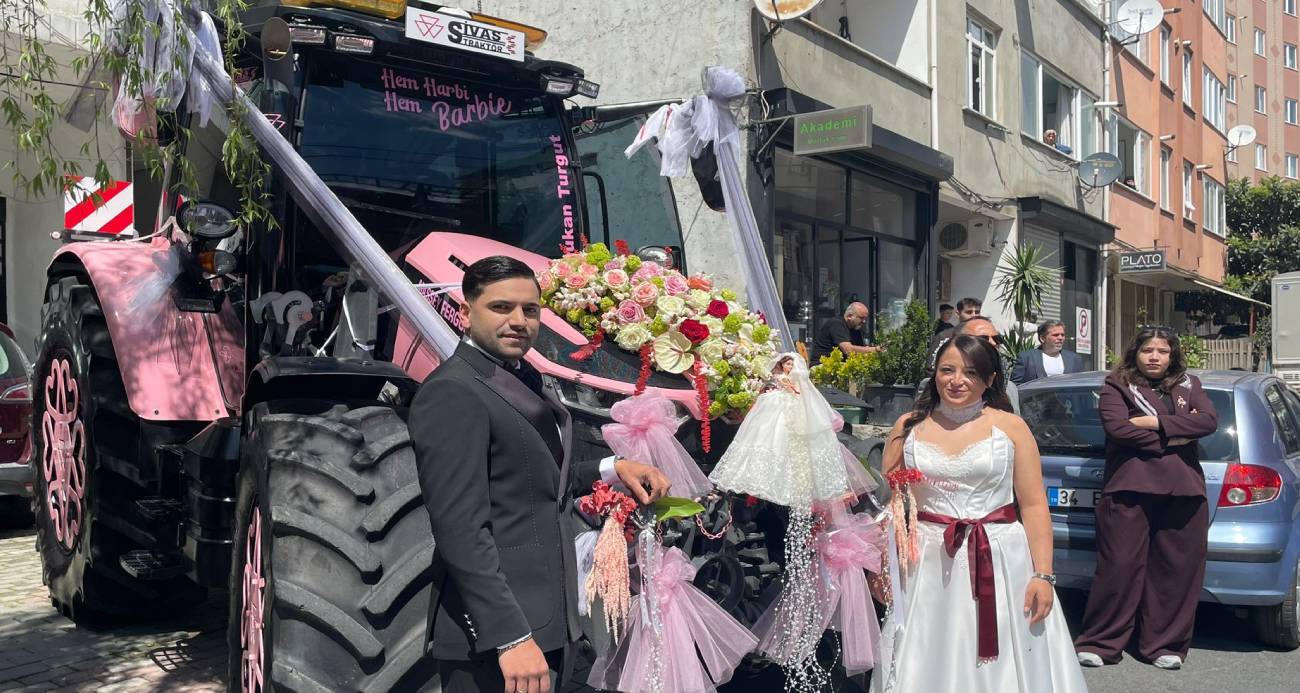 İlgi çeken pembe traktör vatandaşlar tarafından cep telefonlarıyla görüntülendi.