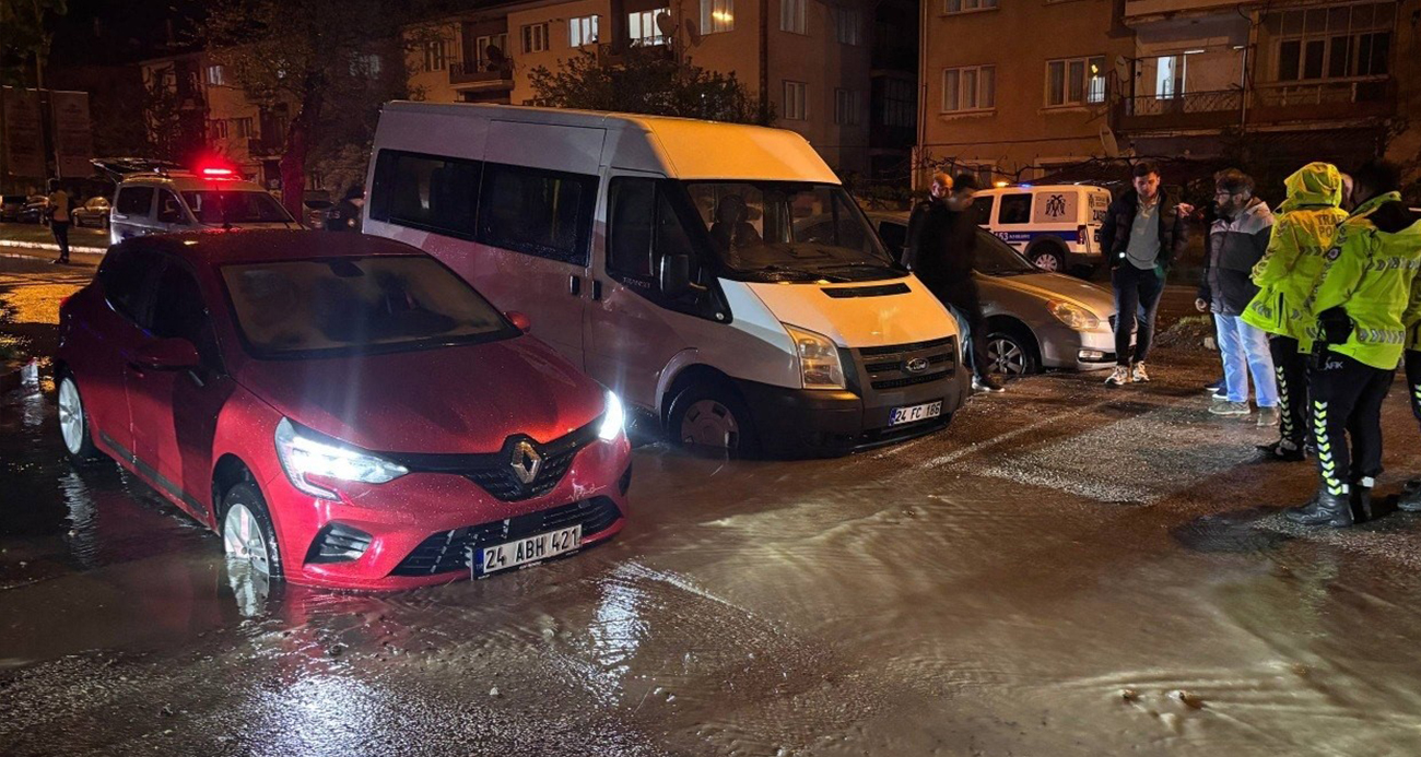 Önlem alınmadı, yağmurda çöken yolda araçlar çukura girdi