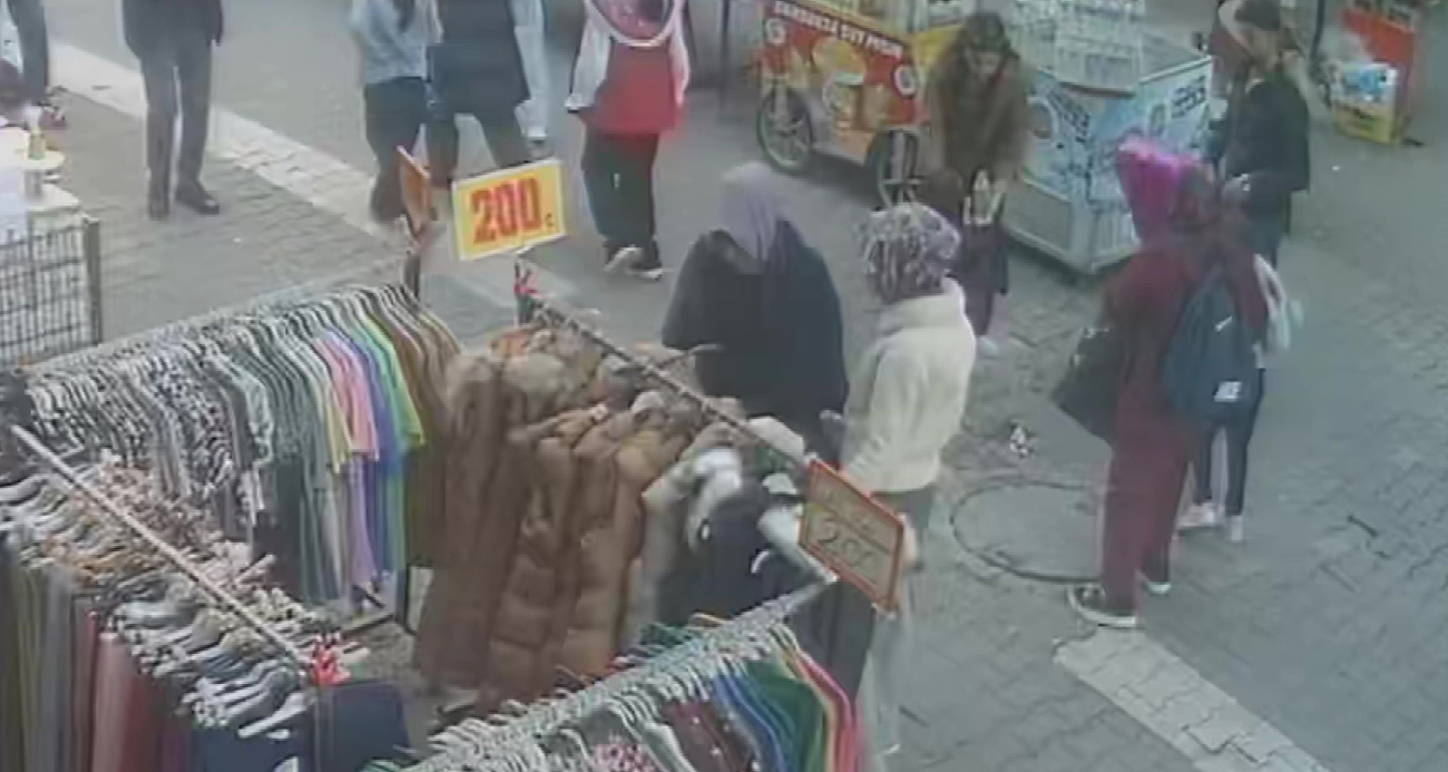 Adana’da bir evden 51 bin TL çalan teyze ile yeğeni, çaldıkları parayla alışveriş yaparken güvenlik kameralarına yansıdı. Teyze tutuklanırken, yeğeninin yakalanması için çalışmalar sürüyor. Tutuklanan şüpheli, "Görüntülerde kişi benim ama kesinlikle hırsızlık yapmadım" dediği öne sürüldü.