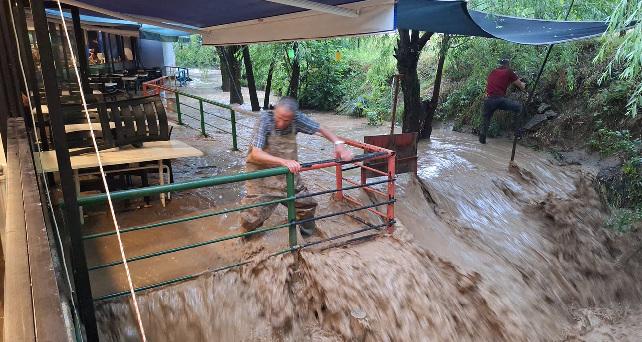 Sel Çağlayan’ı vurdu, turizm beldesinde hasar oluştu