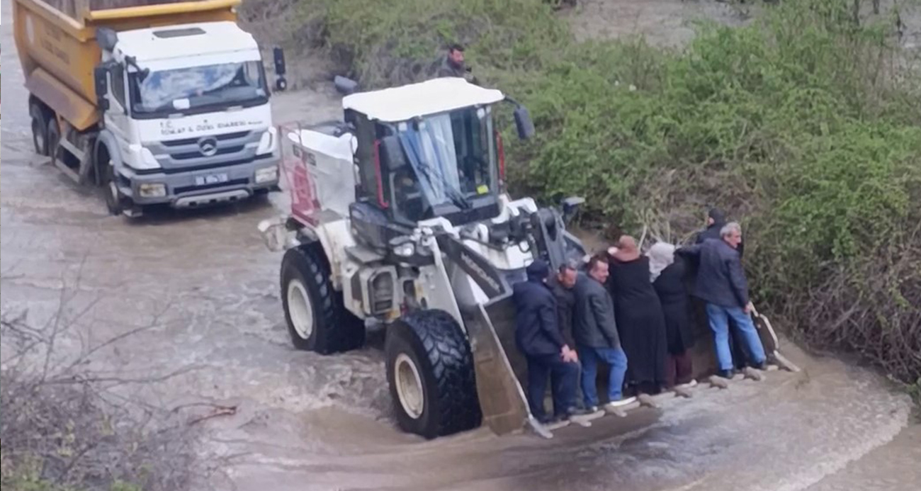 Sel yolları kapattı, cenaze yakınları kepçe ile taşındı