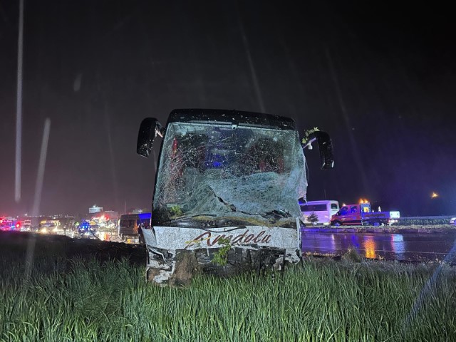 Uşak’ta 7 aracın karıştığı zincirleme kaza: 4 ölü 17 yaralı