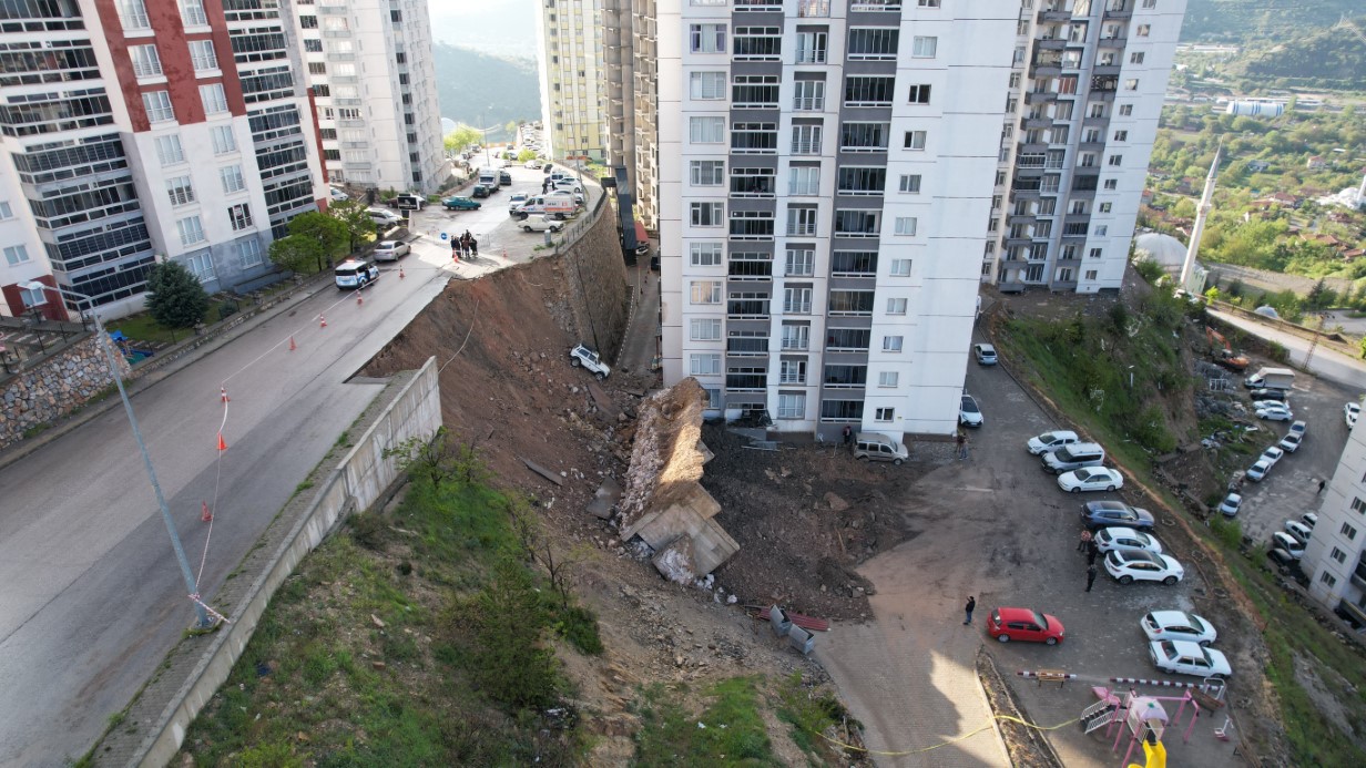 Tokat’ta istinat duvarı çöktü, park halindeki bir araç sürüklendi