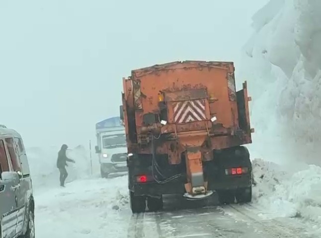 Palandöken Geçidi baharda da geçit vermedi, sürücülerin imdadına ekipler yetişti