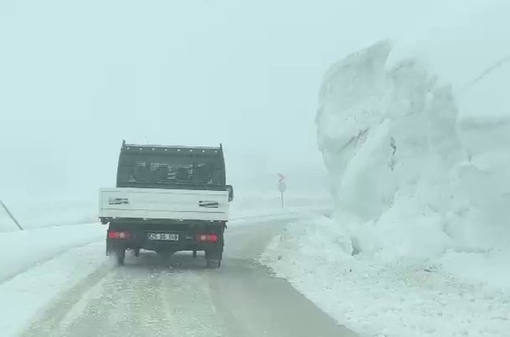 Palandöken Geçidi baharda da geçit vermedi, sürücülerin imdadına ekipler yetişti