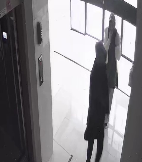 Teyze ve yeğenin çaldığı parayla alışveriş yaptığı anlar görüntülendi
