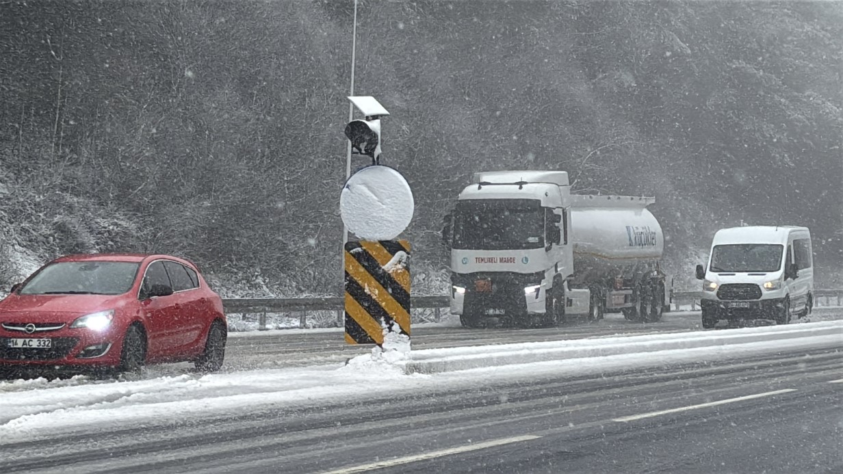 Bolu Dağı’nda mayıs ayında kar yağışı: Yollar beyaza büründü