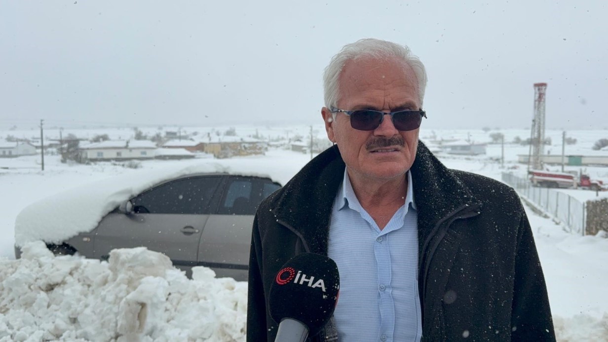 Kar yağışı yolları kapattı