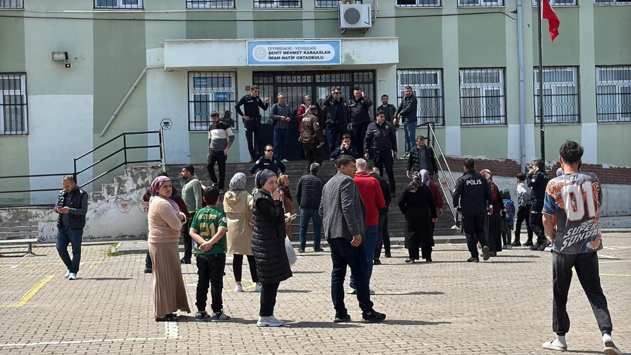 Okul çevresinde peş peşe silah sıkıldı, öğrenciler ve veliler korku dolu anlar yaşadı