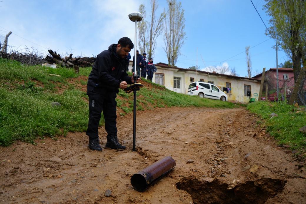 Heyelan köyü tehdit ediyor, vatandaş tedirgin: 