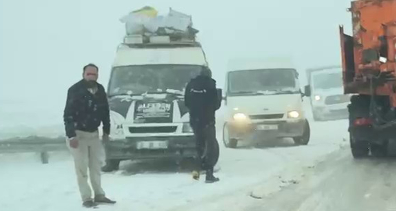 Erzurum’da bahar mevsimi yaşanırken, kentin yüksek kesimlerinde kış şartları sürüyor. Tekman ilçesini şehir merkezine bağlayan 2 bin 885 rakımlı Palandöken Geçidi’nde aniden bastıran kar ve tipi, ulaşımı felç etti. Yolda mahsur kalan bazı sürücülerin imdadına Karayolları ekipleri yetişti.