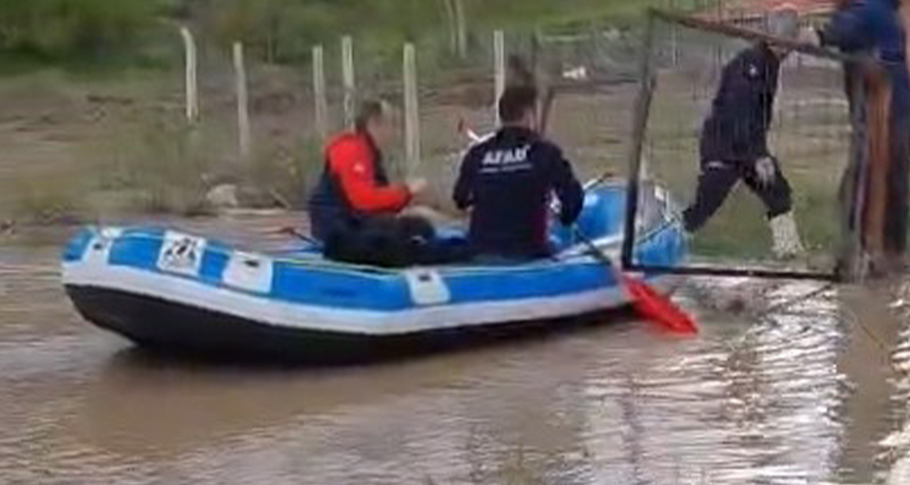 Tokat’ın Almus ilçesinde sağanak yağış sonrası sular altında kalan bölgede evlerinde mahsur kalan vatandaşlar, AFAD ekipleri tarafından botlarla tahliye edildi.