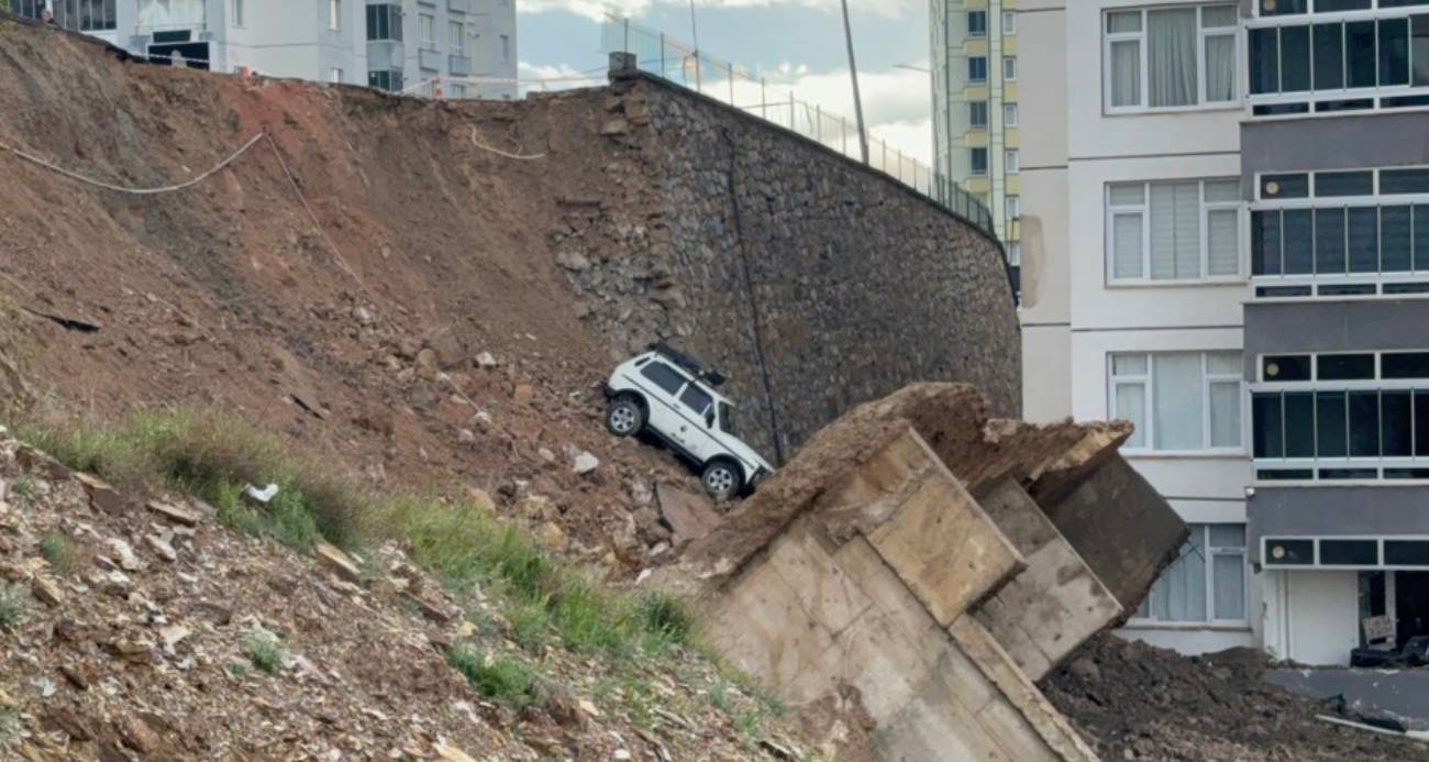 Tokat’ta bir sitenin istinat duvarı çöktü, park halindeki bir araç sürüklendi.