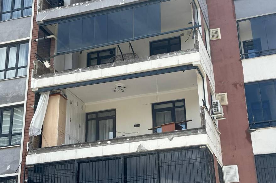 Gaziantep’teki ’süper hücre’ balkon duvarlarını yıktı, camları patlattı