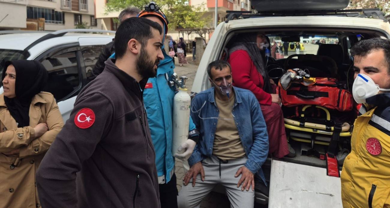 Bingöl’de bodrum katta çıkan yangın sonrasında dumanlar binayı sararken, 13 kişi dumandan etkilendi.
