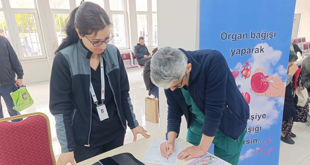 Erciyes Üniversitesi (ERÜ) Tıp Fakültesi Hastanelerinde, organ bağışı konusunda toplumsal farkındalığı artırmak amacıyla Gevher Nesibe Hastanesi Poliklinikler Girişinde, "Organ Bağışı Farkındalık Standı" açıldı.