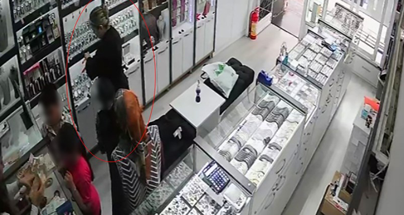 Birini satın aldı, diğerini çaldı: O anlar kamerada