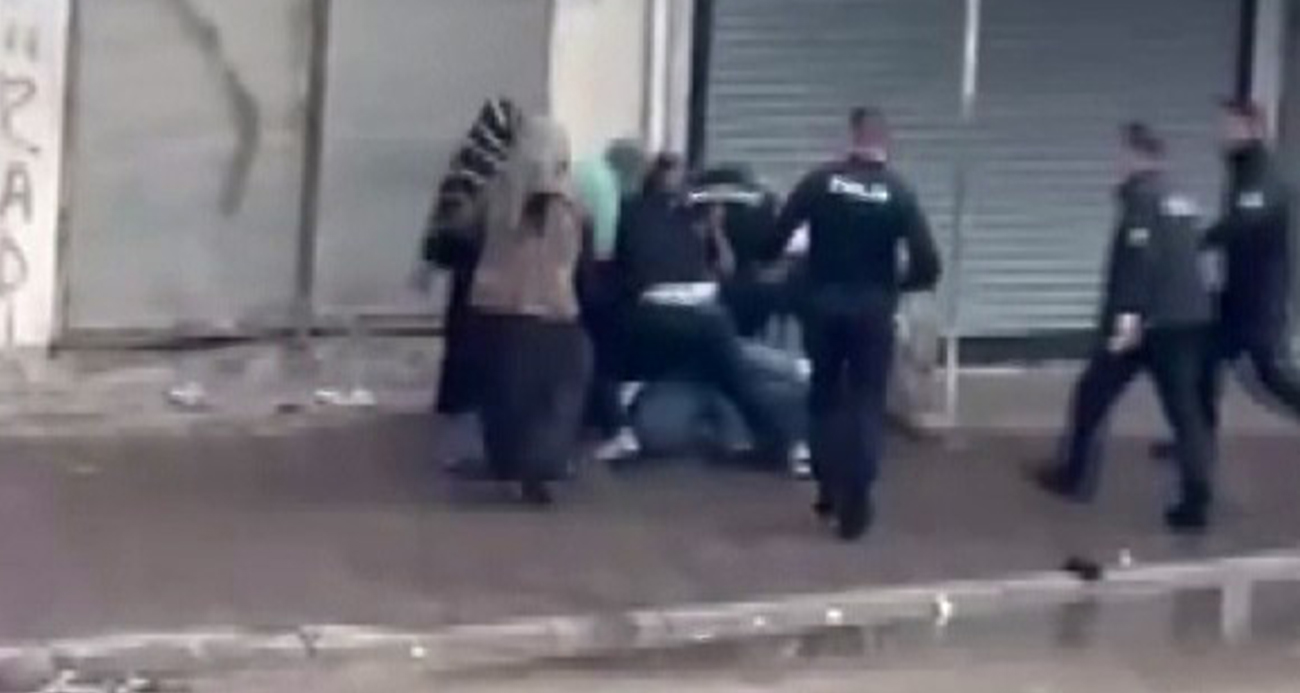 Adana’da kadın ve erkeklerin karıştığı kavga, polisin havaya ateş açmasıyla son buldu. O anlar cep telefonu ile görüntülendi.