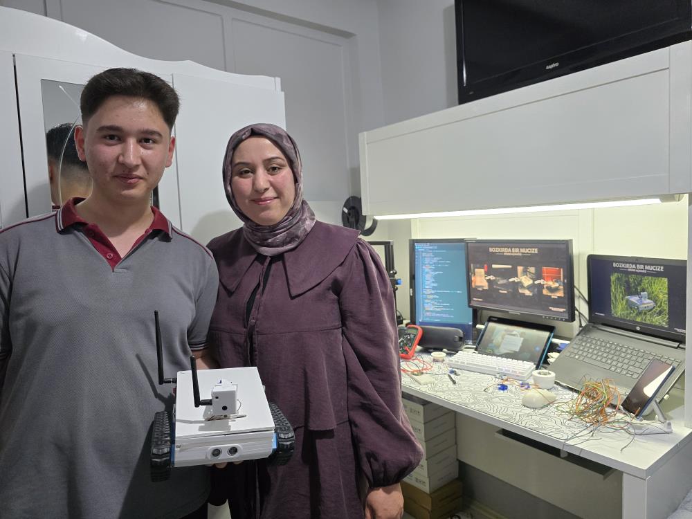 Annesi tasarımlarına ’zımbırtı’ demişti, şimdi uluslararası sunuma hazırlanıyor