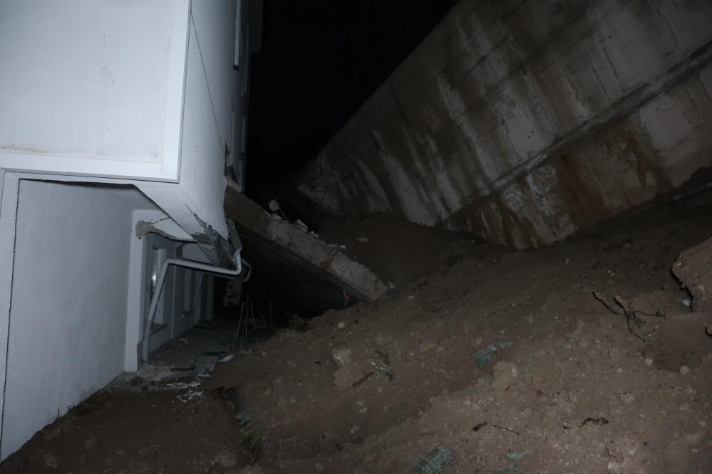 Nevşehir’de çöken istinat duvarı evlerin içine girdi: 10 ev tahliye edildi