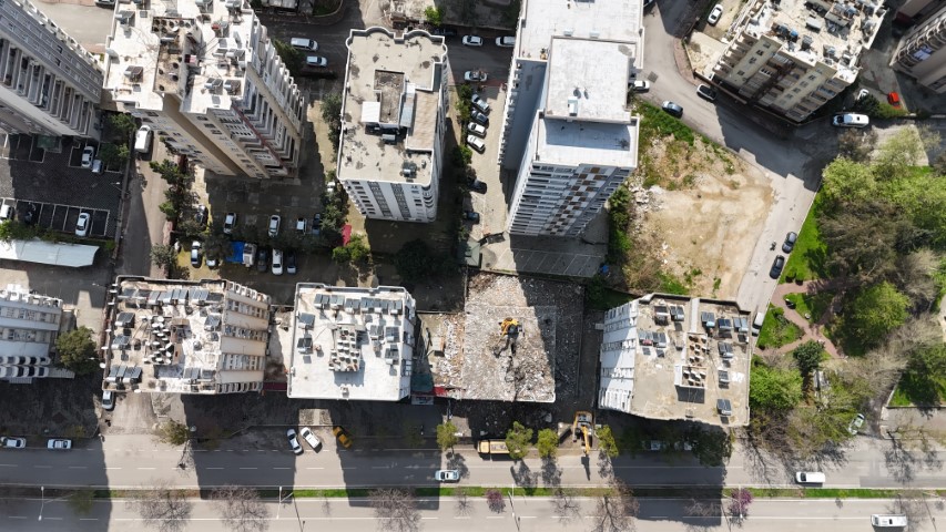 Adana’da depremde hasar gören mahkemelik binalarda yıkım başladı