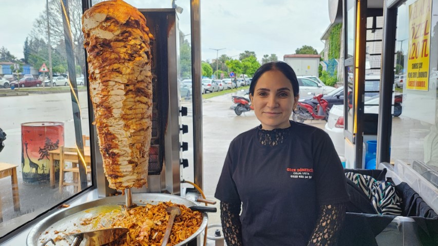 Adana’da 5 döner yiyip hesap ödemeden gittiler