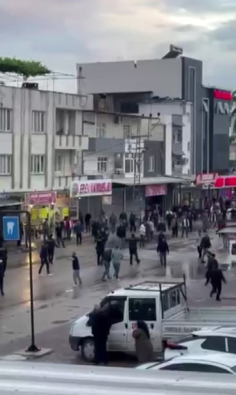 Adana’da sokak ortasında kavga: Polis havaya ateş açtı
