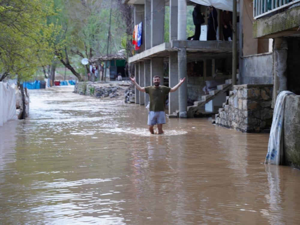 Şırnak’ta sel suları köprüleri yıktı, ev ve ahırlar sular altında kaldı