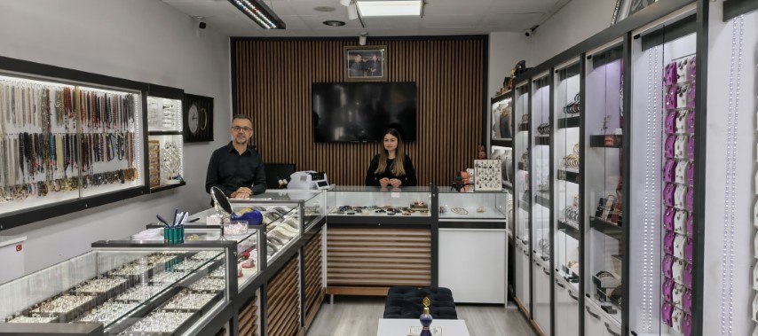 Birini satın aldı, diğerini çaldı: O anlar kamerada