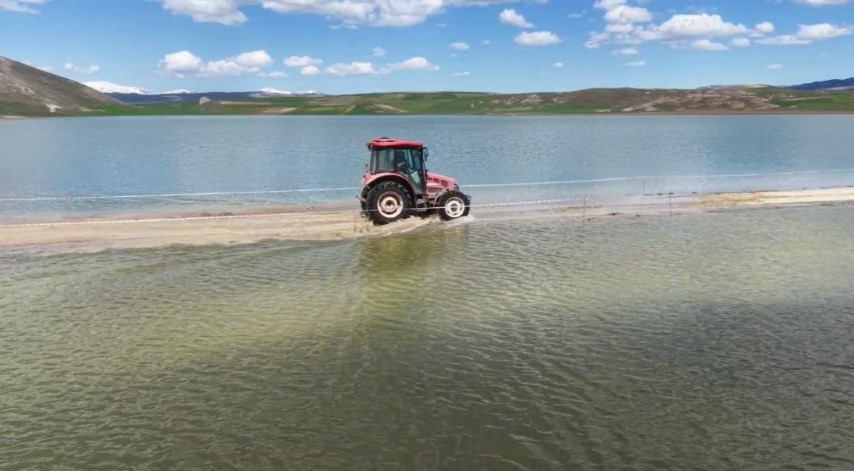 Tarım arazileri sular altında kaldı, 30 hane ile ulaşım kesildi