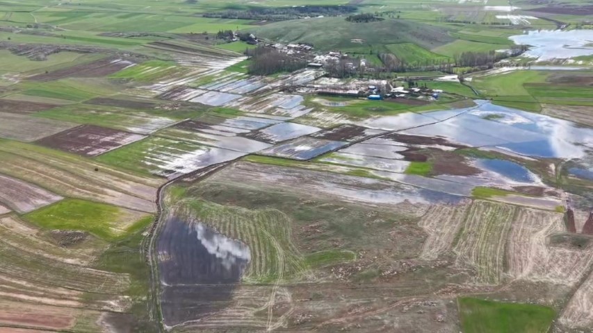 Tarım arazileri sular altında kaldı, 30 hane ile ulaşım kesildi
