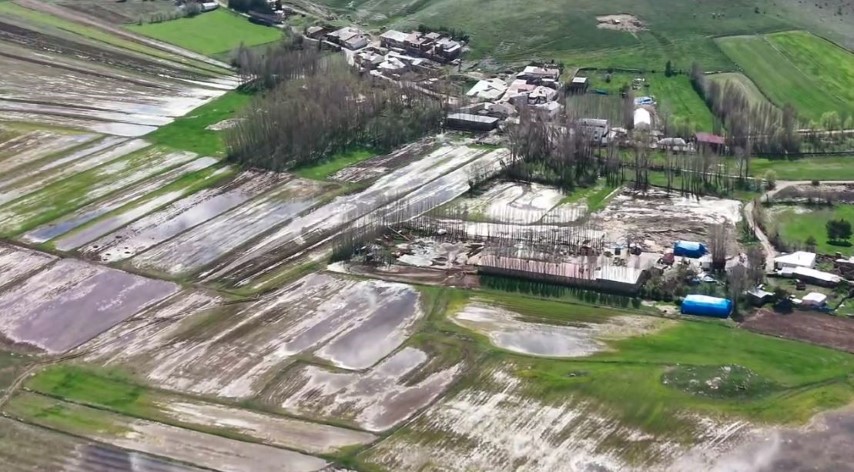 Tarım arazileri sular altında kaldı, 30 hane ile ulaşım kesildi