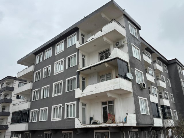 Gaziantep’te vatandaşlar hala şokta: Çatılar uçtu, araçlar zarar gördü, evler hasar aldı, ağaçlar söküldü