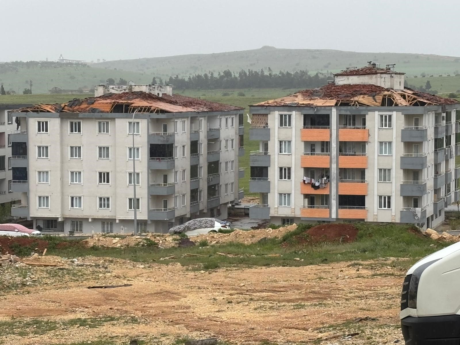Gaziantep’te vatandaşlar hala şokta: Çatılar uçtu, araçlar zarar gördü, evler hasar aldı, ağaçlar söküldü