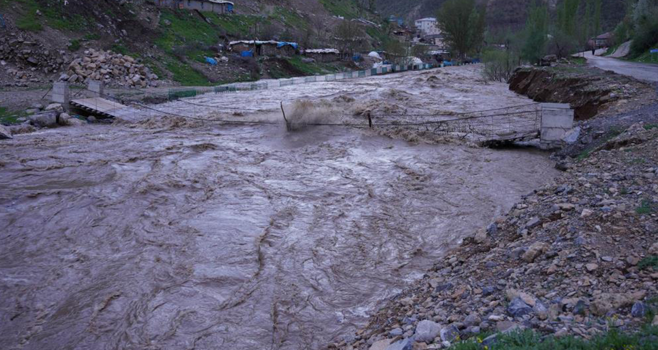 Şırnak’ta sel suları köprüleri yıktı, ev ve ahırlar sular altında kaldı