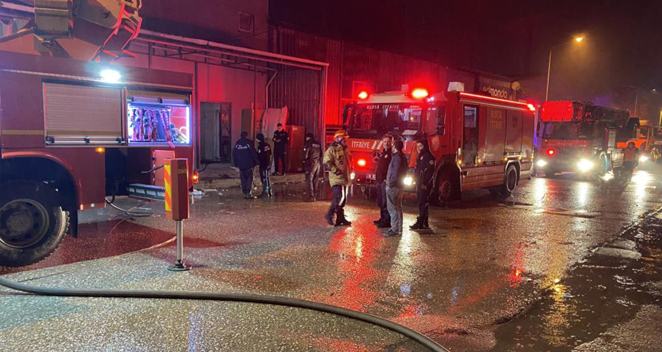 Bursa’nın İnegöl ilçesinde faaliyet gösteren bir mobilya fabrikasında çıkan yangın, paniğe neden oldu. Gece saatlerinde meydana gelen olayda iş yerinde maddi hasar oluştu.