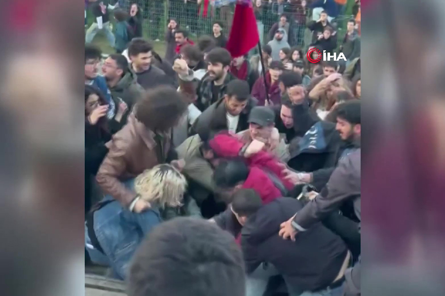 İlkay Akkaya konserinde bayraklı protestoda bulunan öğrencilere saldırı