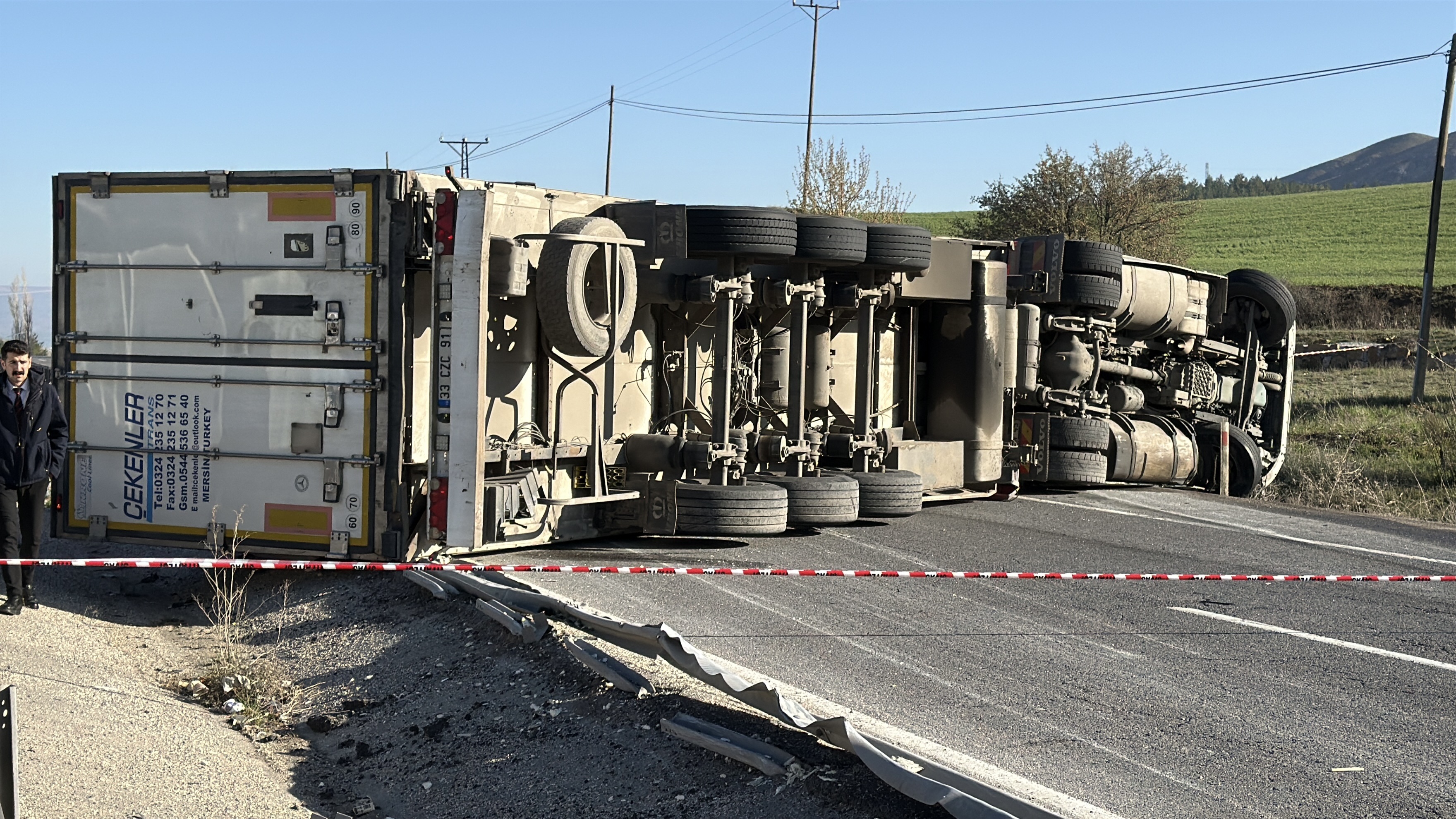 Tır devrildi, Kayseri-Sivas yolunda uzun araç kuyruğu oluştu