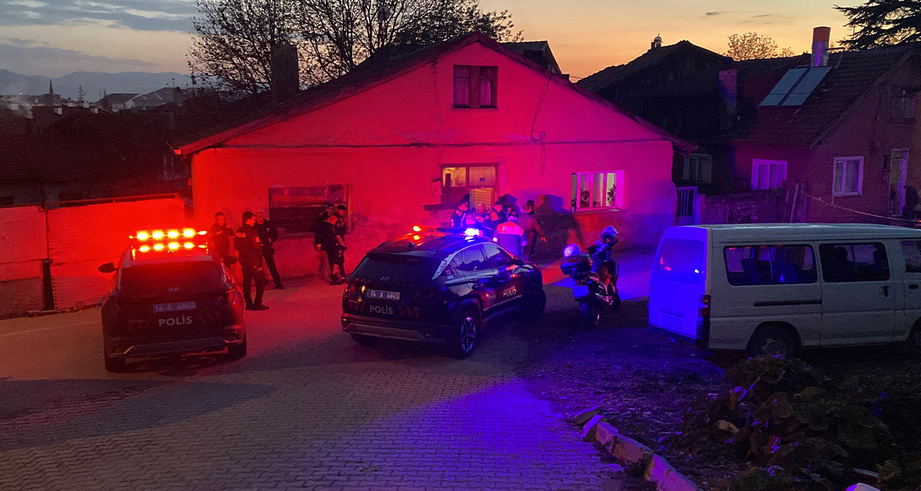 Bolu’da boşanma aşamasındaki eşinin ikametine gelen şahıs, tabancayla 2 el ateş ederek kayıplara karıştı. Polis ekipleri, olay yerinden kaçan şüpheliyi yakalamak için çalışma başlattı.