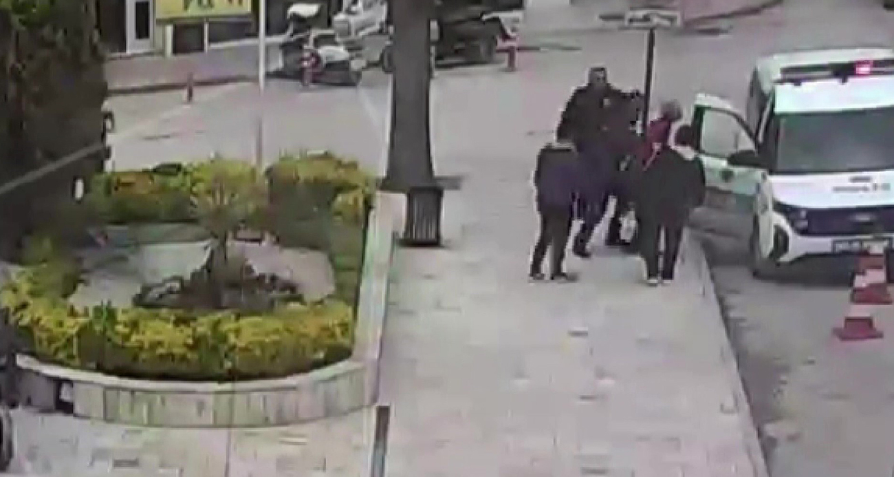 Amasya’da boğazına yiyecek kaçması üzerine aracından inip polis otosunun önüne gelen vatandaşın hayatını Heimlich manevrası uygulayan polisler kurtardı. O anlar saniye saniye güvenlik kameralarına yansıdı.
