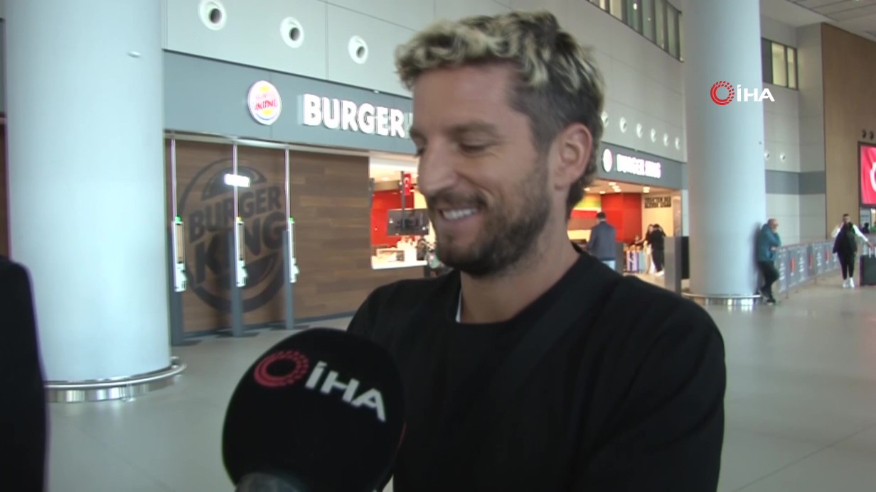 Galatasaray’ın eski futbolcusu Dries Mertens, eski takımının şampiyonluk maçını izlemek için ailesiyle birlikte İstanbul’a geldi.