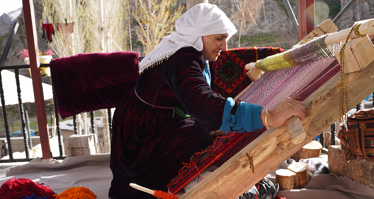 Şırnak’ta kadınların el emeği göz nuru olarak ilmek ilmek işlediği ve yapımı yaklaşık 1 ay süren seccadeler 20 bin liradan alıcılarını buluyor.