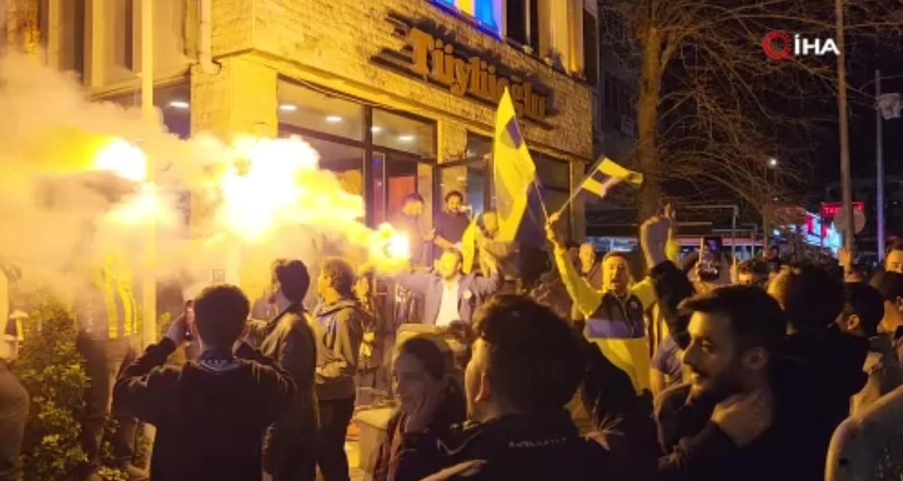 Fenerbahçeli taraftarlar, stat çevresinde derbi galibiyetini kutladı