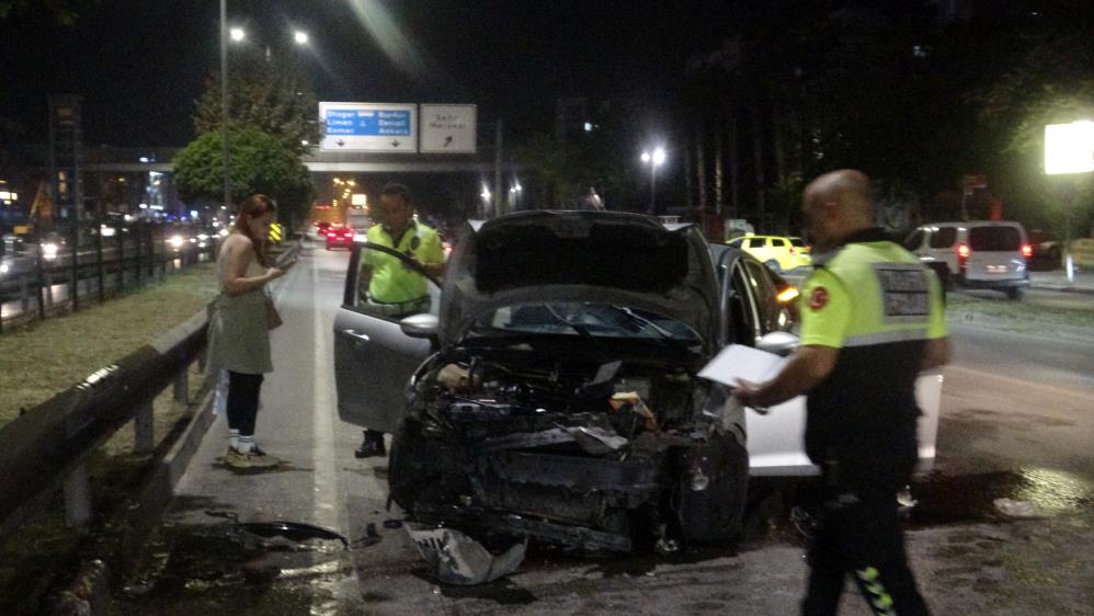 Antalya'da meydana gelen trafik kazasında araç sürücüsü kadın hurdaya dönen araçtan burnu bile kanamadan çıktı