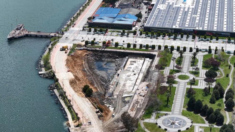 Türkiye Cumhuriyeti’nin kuruluş yolculuğunun simgelerinden Bandırma Vapuru Müzesi, Doğupark’taki mevcut yerinden alınarak, Atatürk’ün Samsun’a ilk adım attığı Tütün İskelesi yanına taşınacak. Samsun Büyükşehir Belediye Başkanı Halit Doğan, çevre, altyapı ve peyzaj düzenlemelerinin devam ettiği Bandırma Vapuru Müzesi'nin bu yaz içerisinde yeni yerine yerleştirileceğini açıkladı.