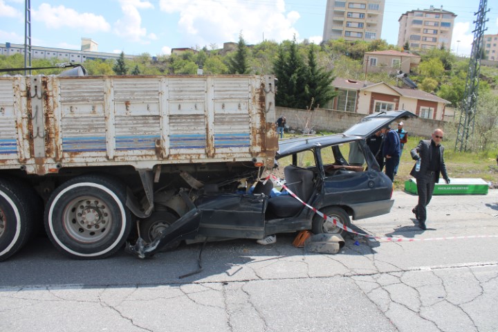 Kamyonun altına giren otomobildeki anne öldü, oğlu ağır yaralandı