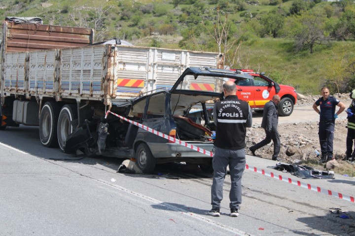 Kamyonun altına giren otomobildeki anne öldü, oğlu ağır yaralandı