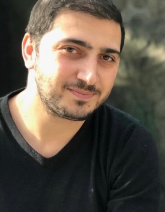Acılı baba oğlunun mezarı başında 